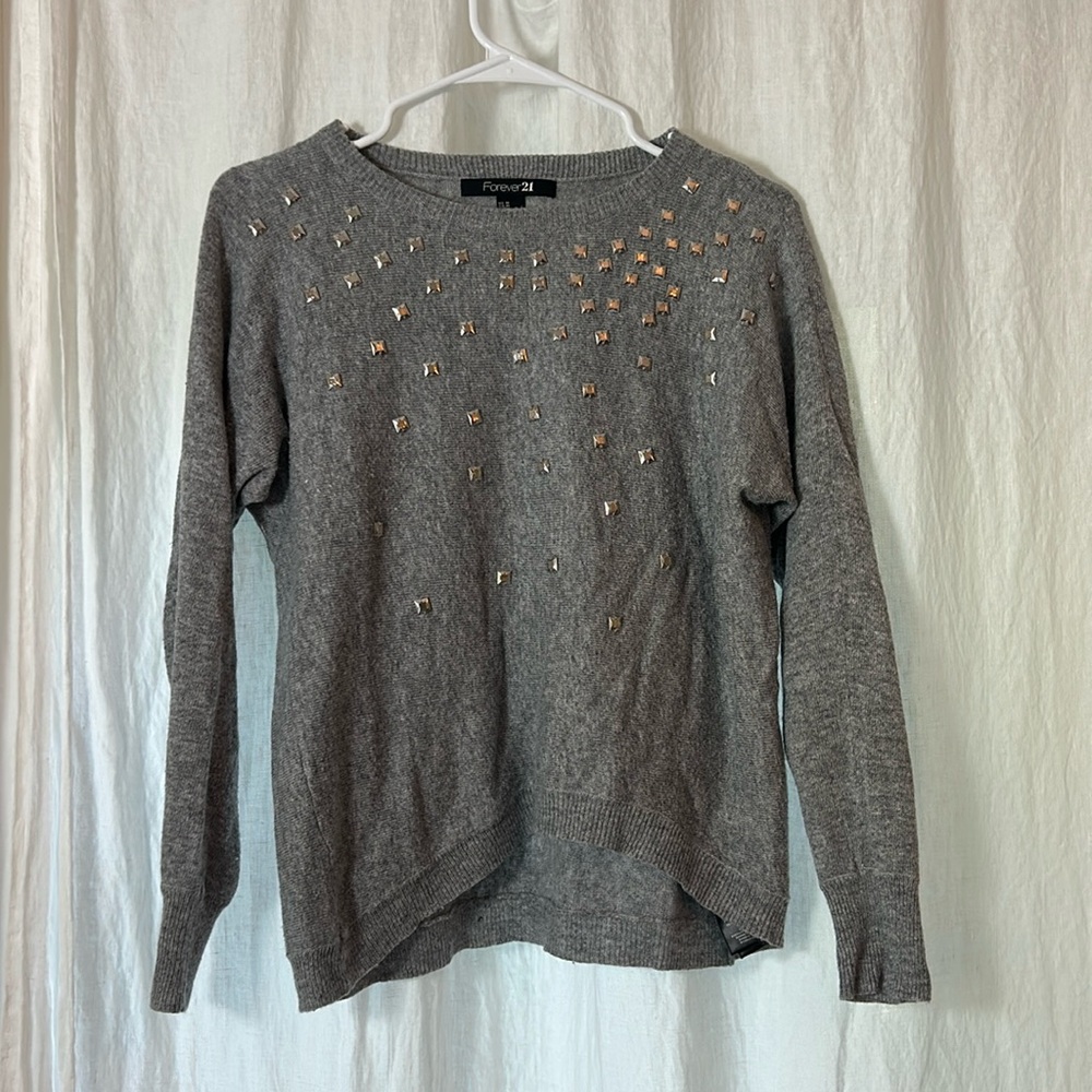 Lightweight gray sweater with glam